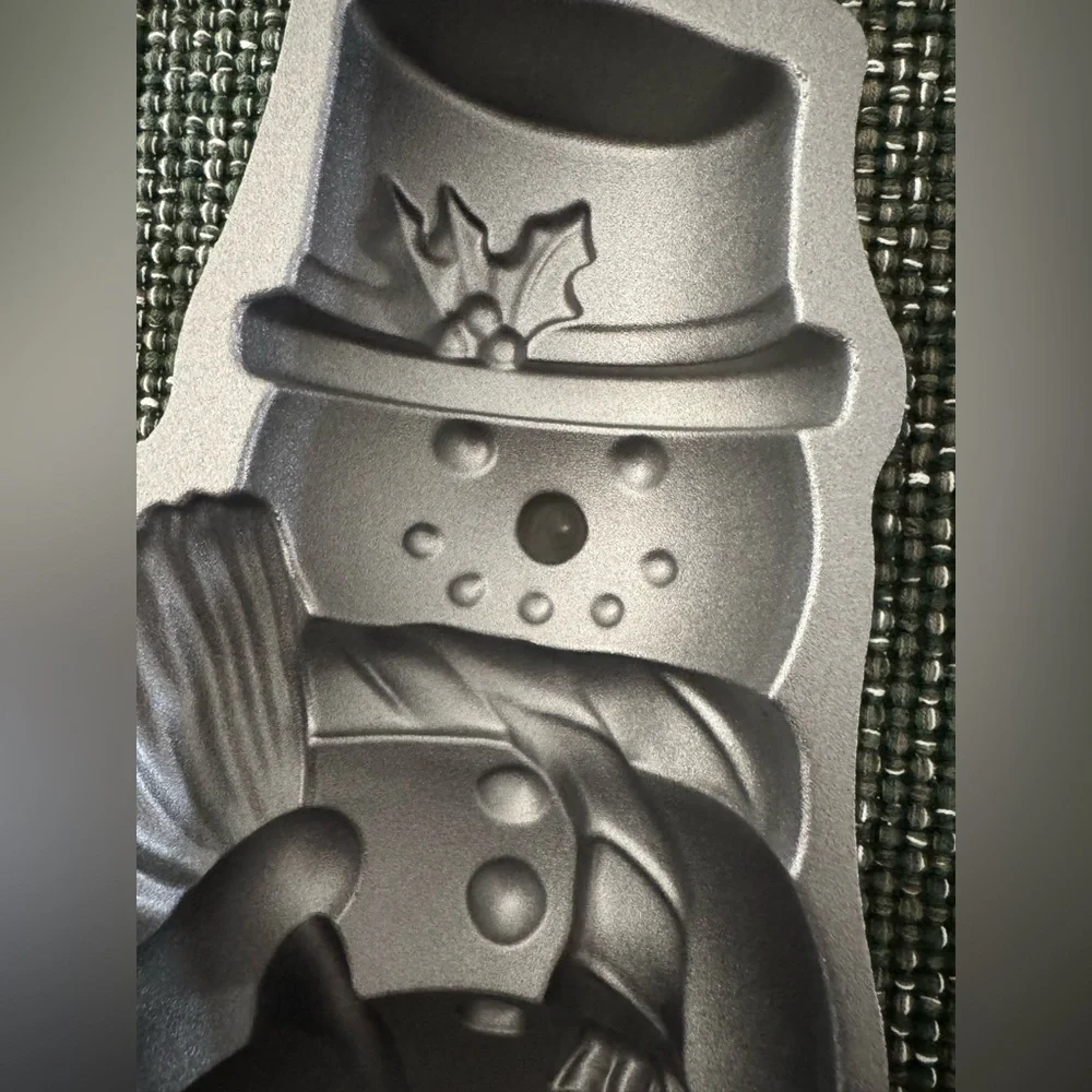 Nordic Ware Snowman Pan - 5 cups - Picture 5 of 6